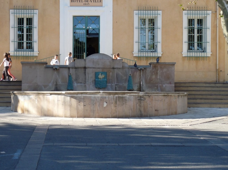  Fontaine place de la république , devant l'hotel de ville - Cogolin