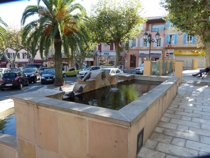 La fontaine , devant l'hotel de ville - Cogolin