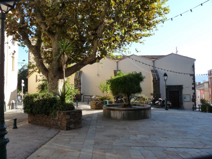 La fontaine place de l'Abbé Toti - Cogolin