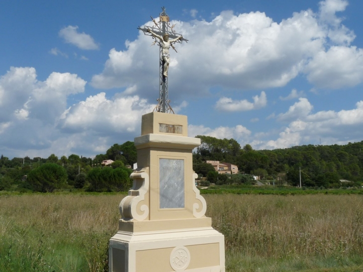 Ala sortie du village , route de Chateauvert - Correns