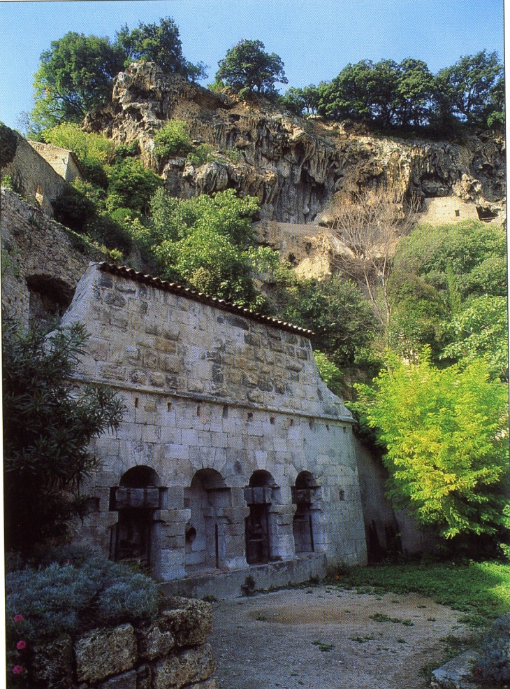 La Falaise surplombant le village d'une hauteur de 80metres (carte postale de 1990) - Cotignac