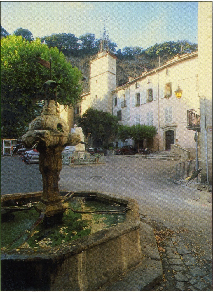 Pour-l-eglise-cotignac-est-un-lieu-unique-qui-reconnait-qu-il-y-a-eu-deux-apparitions-de-la-vierge-marie-et-une-apparition-de-saint-joseph(carte postale de 1990)