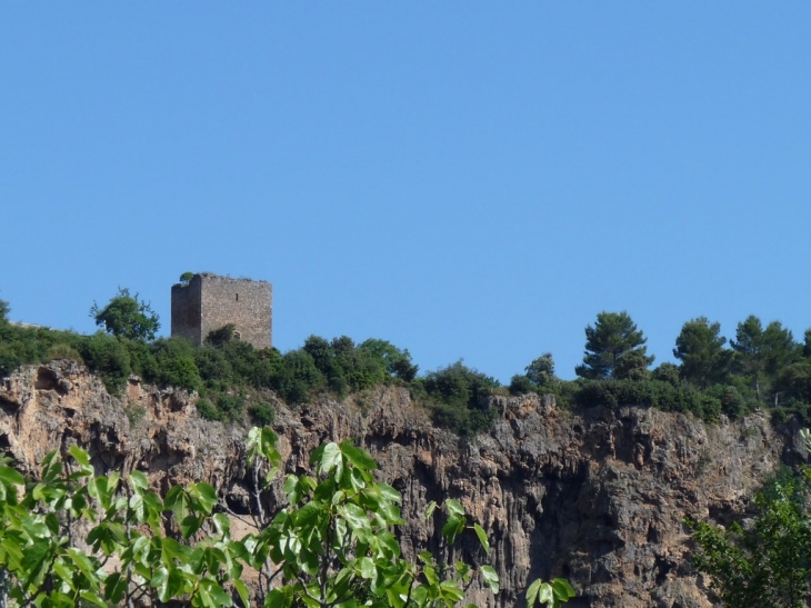 Tour sarrazine et falaise au dessus du village - Cotignac