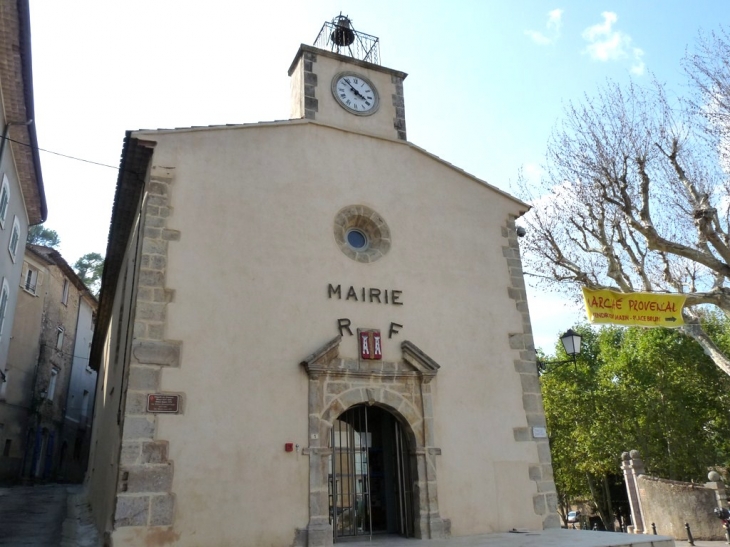 La chapelle des Pénitents Blancs  , qui devient la Mairie en  1971 - Entrecasteaux