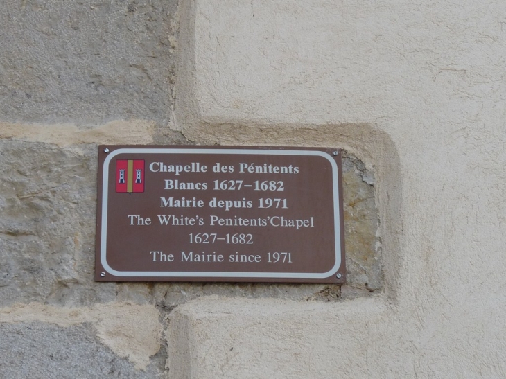 La chapelle des Pénitents Blancs  , qui devient la Mairie en  1971 - Entrecasteaux