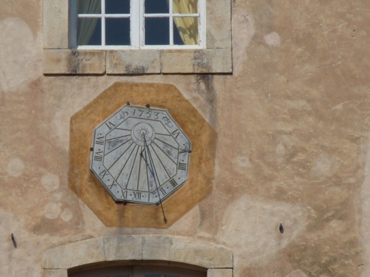 Sur la facade du chateau - Entrecasteaux