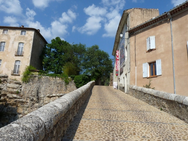 La rue  du chateau - Entrecasteaux