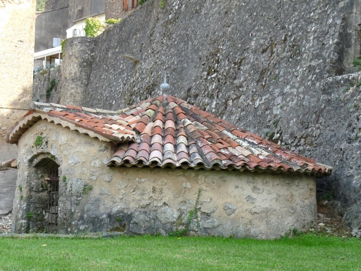 La glacière du chateau --18ièm siècle - Entrecasteaux