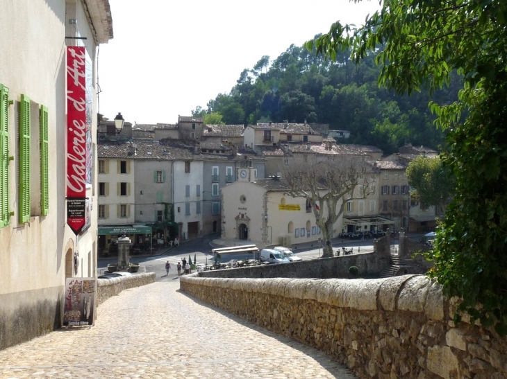 La rue menant au chateau - Entrecasteaux