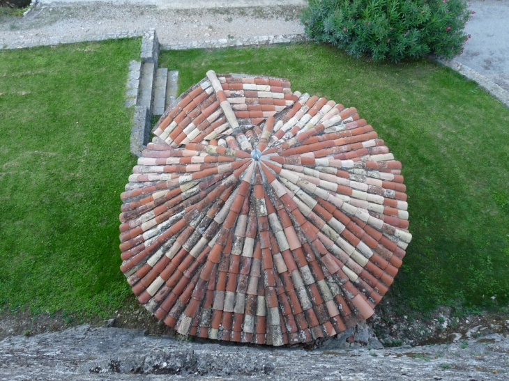 La glacière du chateau -, vue  du haut de la terrasse - Entrecasteaux