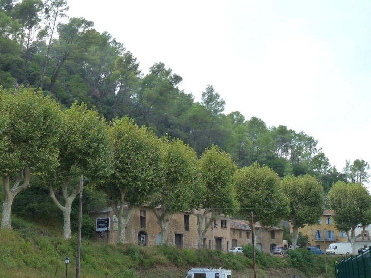 La route d'acces au village,cours G Peri - Entrecasteaux