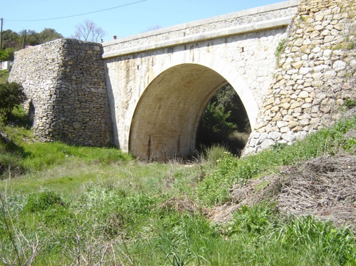 Le Broussan : le pont à l'entée du village - Évenos