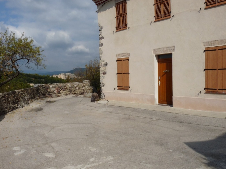 Place de la Caranque - Évenos