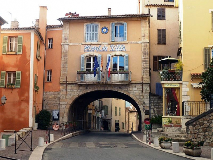 Le porche de l'hôtel de ville - Fayence