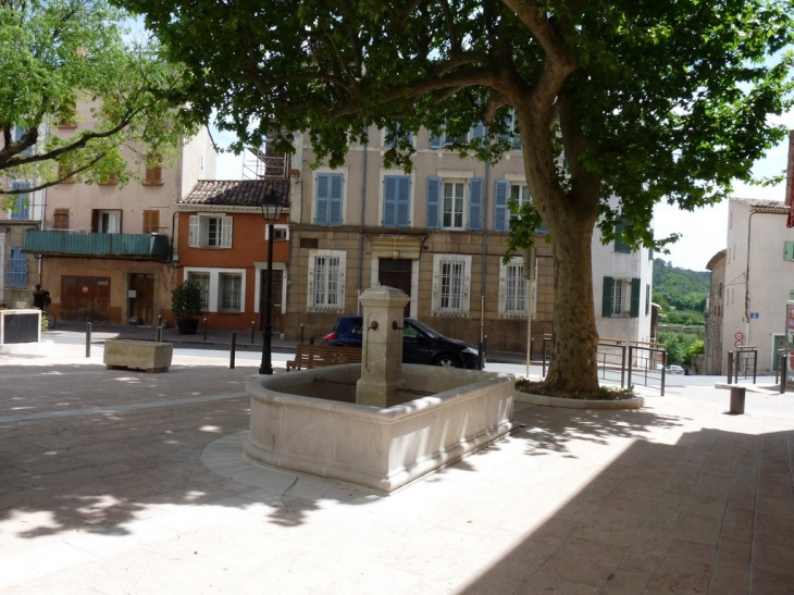 Sur la place Louis Pasteur - Flassans-sur-Issole