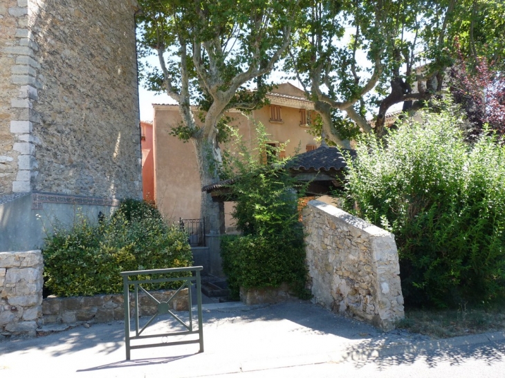 Derrière l'ancien lavoir - Forcalqueiret