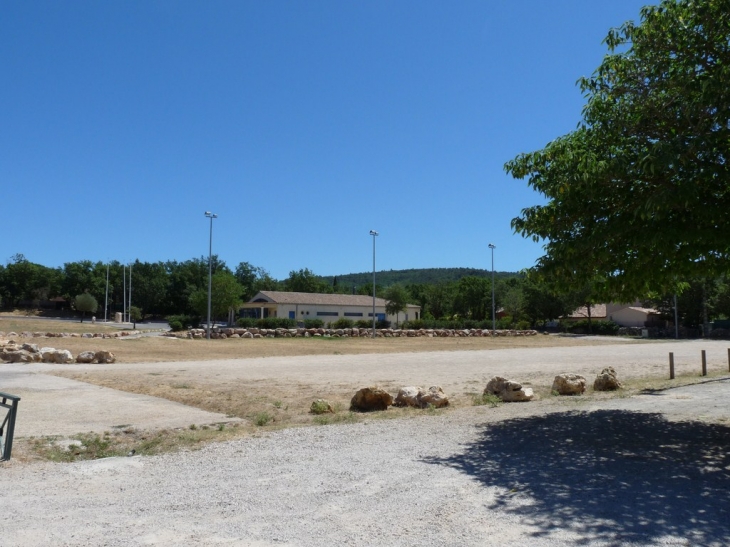 Salle des fetes et alentours - Forcalqueiret