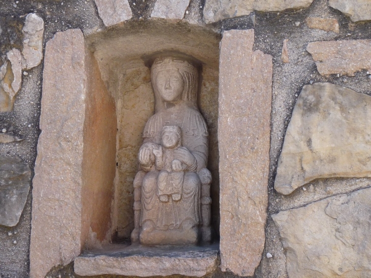 Sur une facade - Forcalqueiret