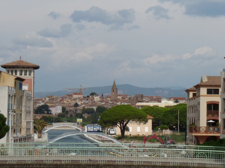 Le centre ville ,vu du port - Fréjus