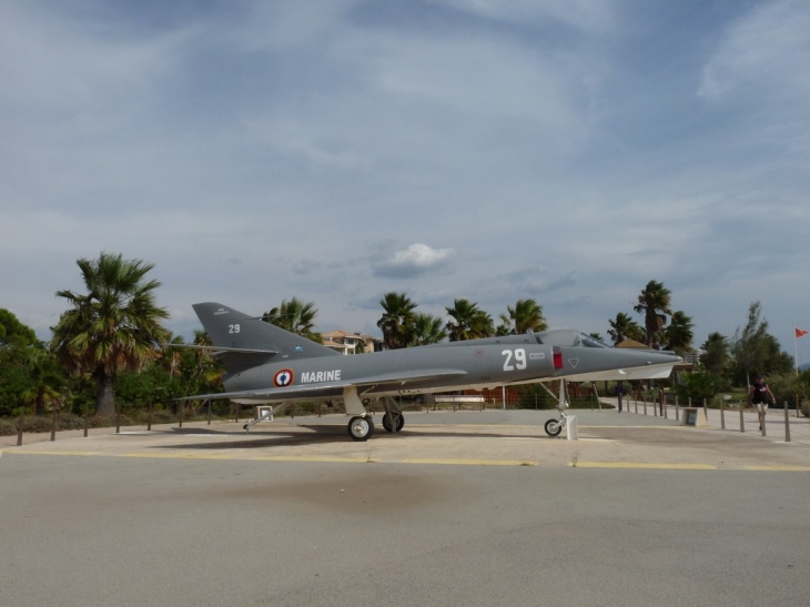 Dans le  jardin sur le bord de la plage::Etendard  IV- M - Fréjus