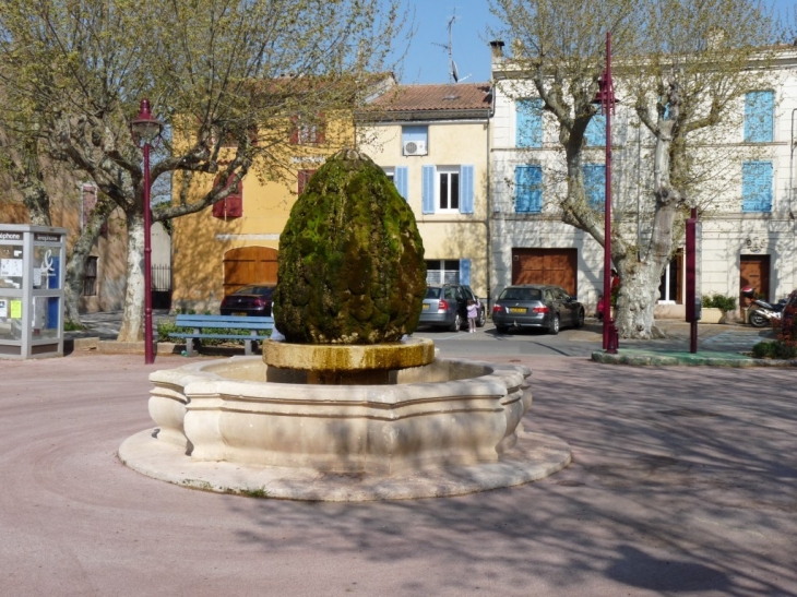 Sur la place du village - Garéoult