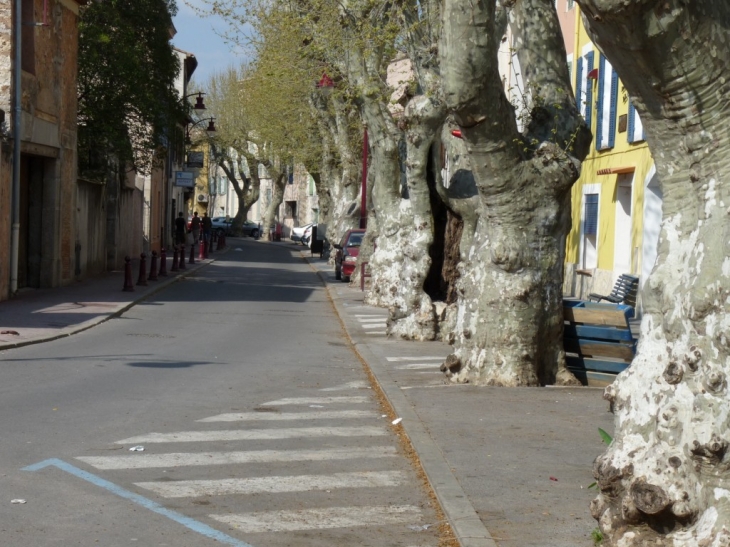 Une rue du village - Garéoult