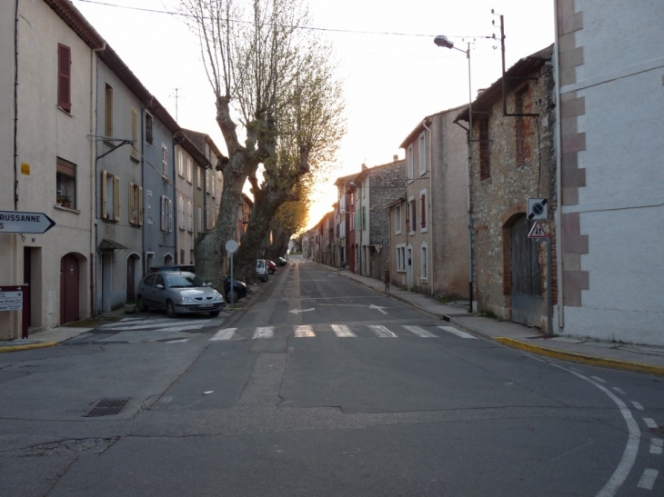 Une rue du village - Garéoult