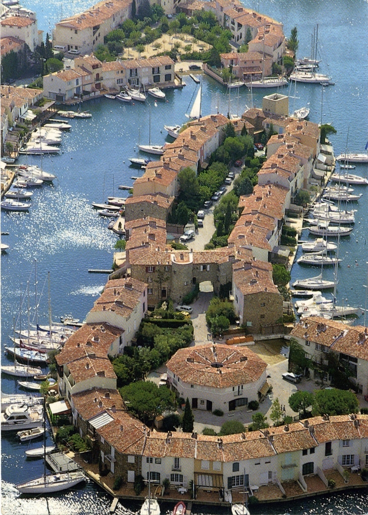 Vue Panoramique de Port-Grimaud (carte postale de 1980)