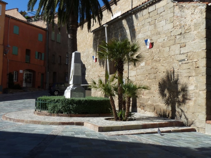 En souvenirs ,place de l'église - Grimaud