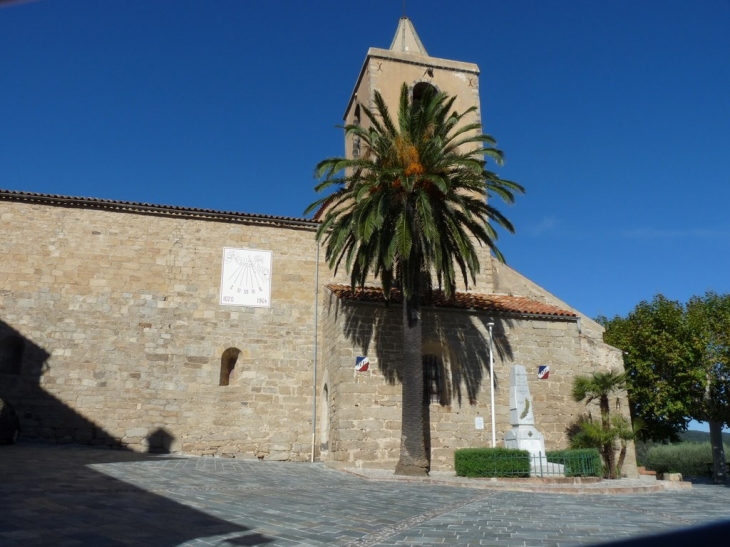 La place de l'église - Grimaud