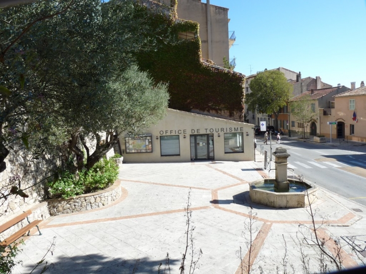 La fontaine sur la place pres de l'office de tourisme - Grimaud