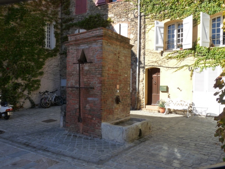 Place du Cros - Grimaud