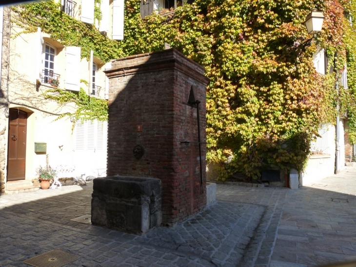 Place du Cros - Grimaud