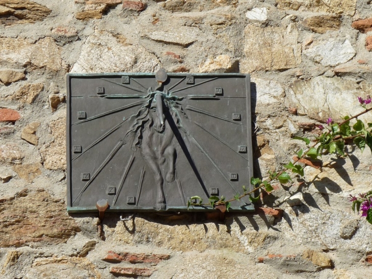 Sur une façade ,rue du Gacharel - Grimaud