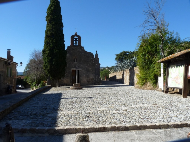 Place et chapelle des Pénitents - Grimaud