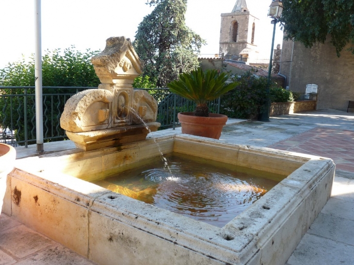 La Fontaine devant la Mairie - Grimaud