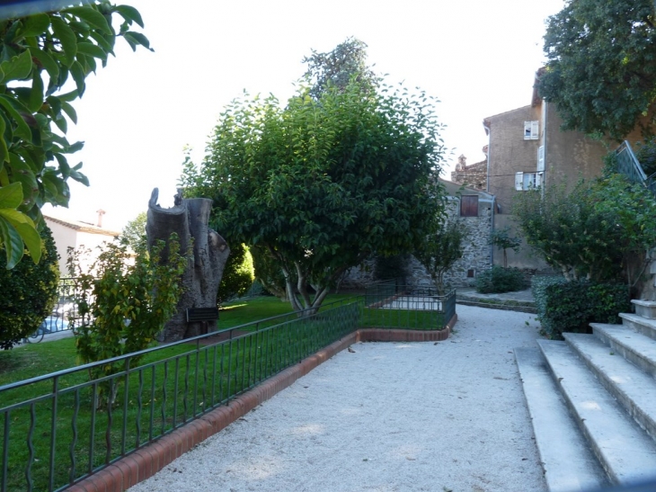 Devant la Mairie - Grimaud