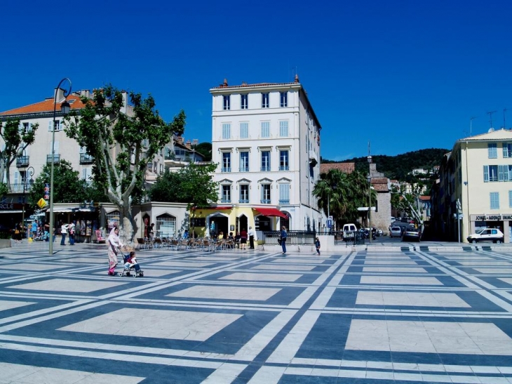 La Place Clemenceau, Hyeres - Hyères