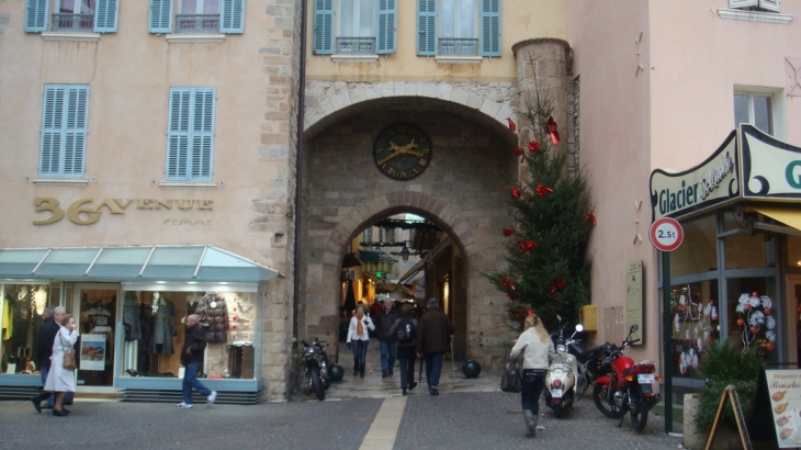 HYERES - PORTE D'ENTREE DE LA VIEILLE VILLE - Hyères