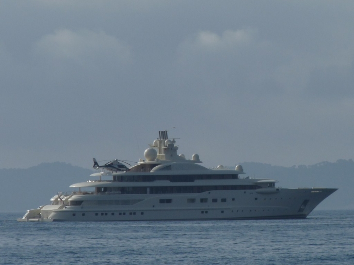 Un méga-yacht , le  - Hyères