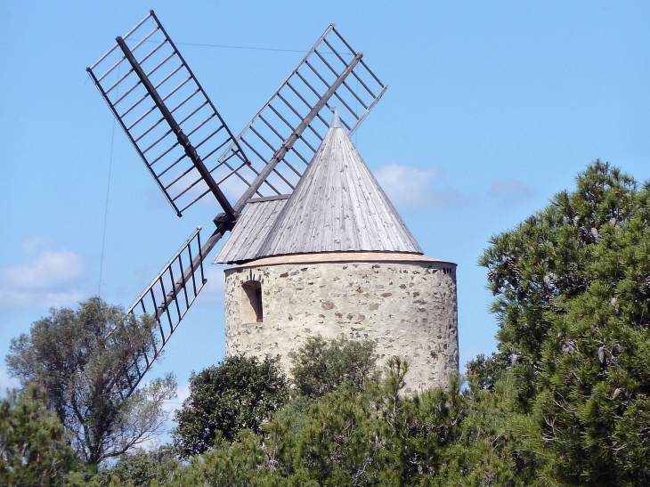 Ile de Porquerolles :le moulin - Hyères