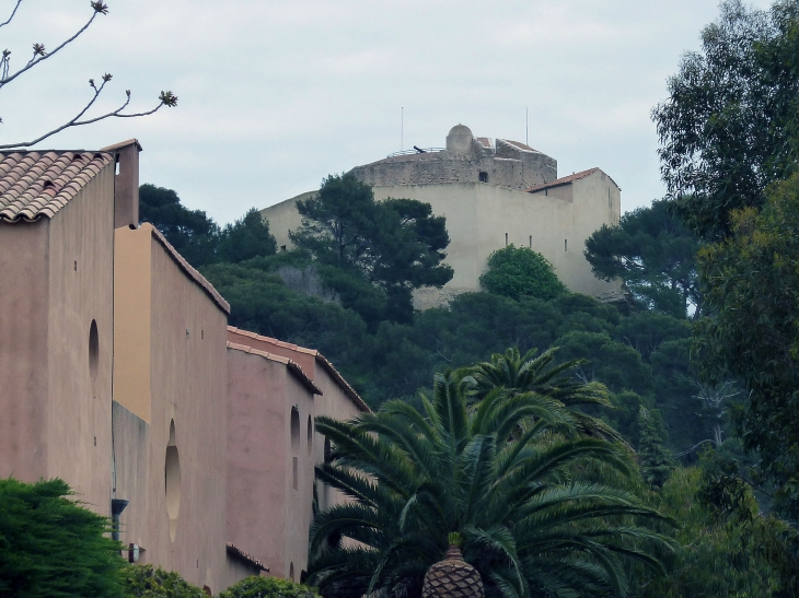 Ile de Porquerolles :vue sur le fort Sainte Agathe - Hyères