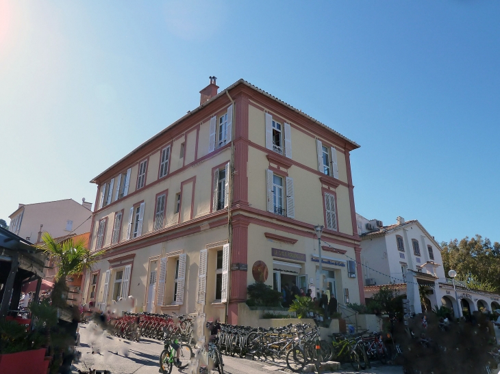 Ile de Porquerolles :rue de la Ferme - Hyères