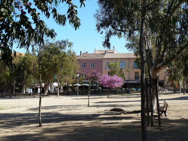 Ile de Porquerolles :la place d'Armes - Hyères