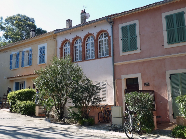 Ile de Porquerolles :la place d'Armes maisons - Hyères