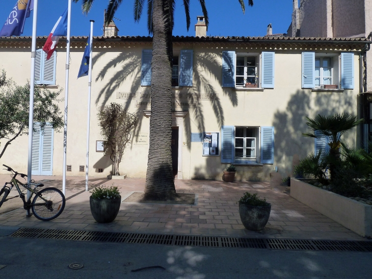 Ile de Porquerolles :la place d'Armes mairie - Hyères