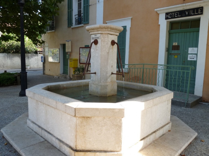 La fontaine devant la mairie - La Celle