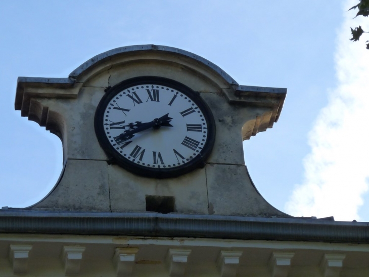 Sur la facade de la mairie - La Celle