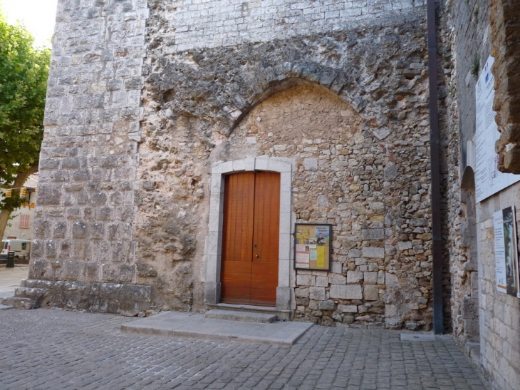 L'entrée de l'église - La Celle