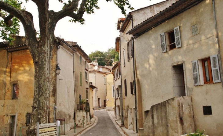 Le Village - La Celle